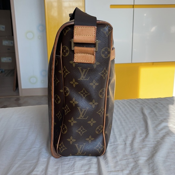 2004 Louis Vuitton Monogram Canvas Abbesses Messenger Bag in Great Condition. - Picture 2 of 13